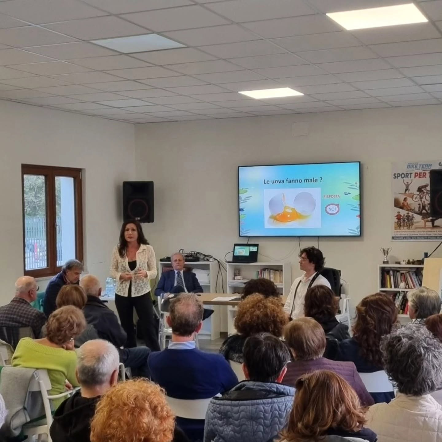 Dottoressa Antonella Cipriani durante un incontro divulgativo sulla nutrizione